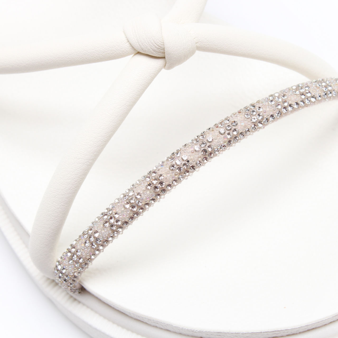 Detalhe das tiras finas com aplicação de strass na sandália Pink Cats Off White